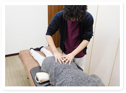 骨盤ブロック使用の施術風景